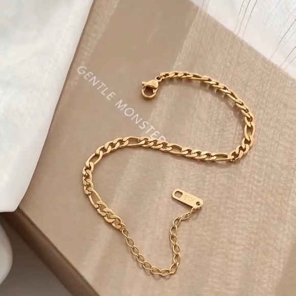 NEW 18k Gold Plated Figaro Chain Ankle Bracelet Anklet Thin - Picture 2 of 6